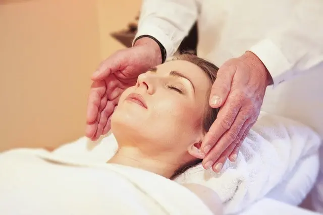 Photo d'une séance de Reiki, montrant l'apposition des mains pour canaliser l'énergie